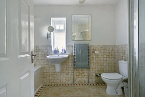 En-suite bath/shower room- click for photo gallery
